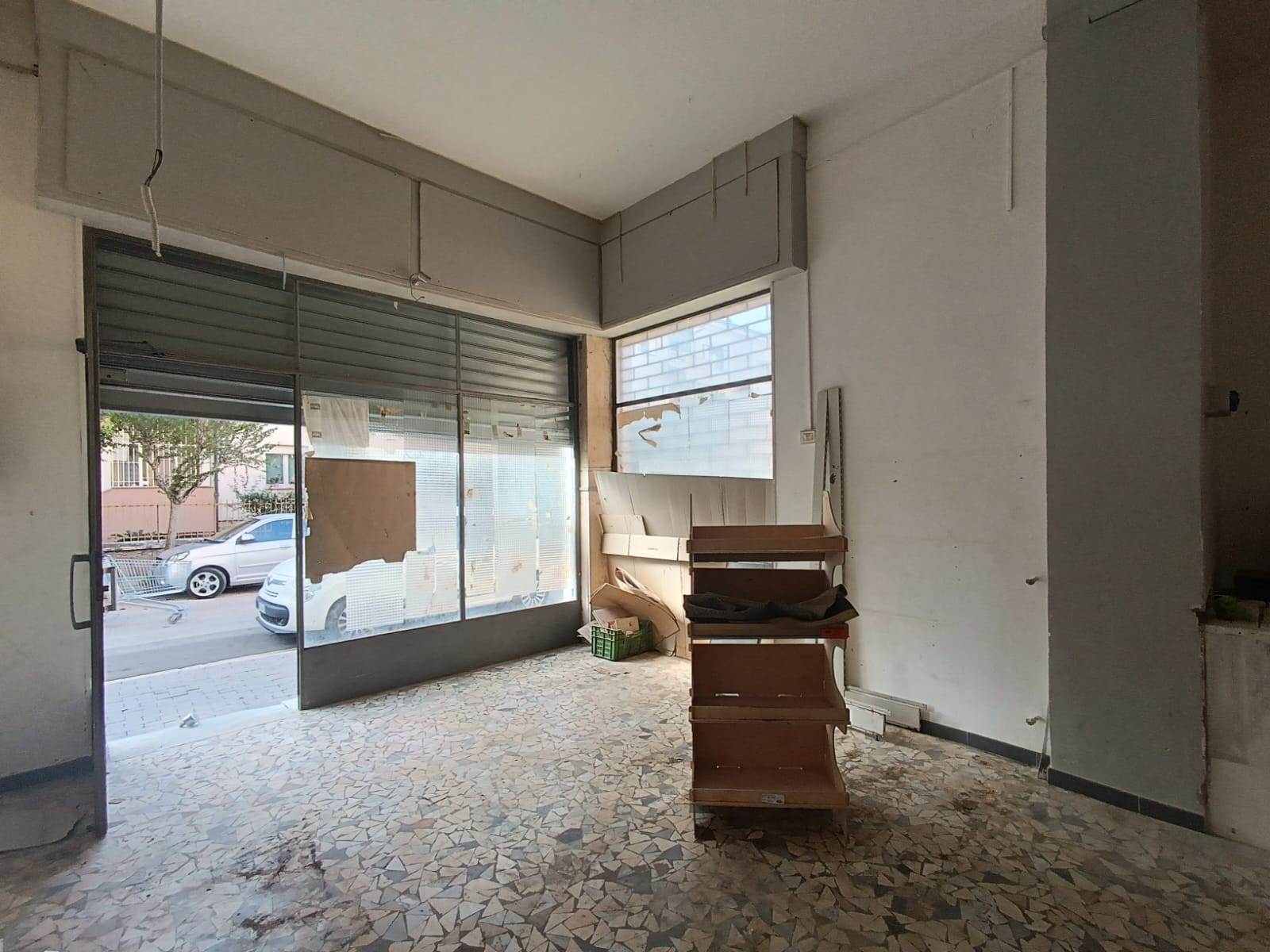 Negozio in affitto a Caserta, Via Tazzoli 31