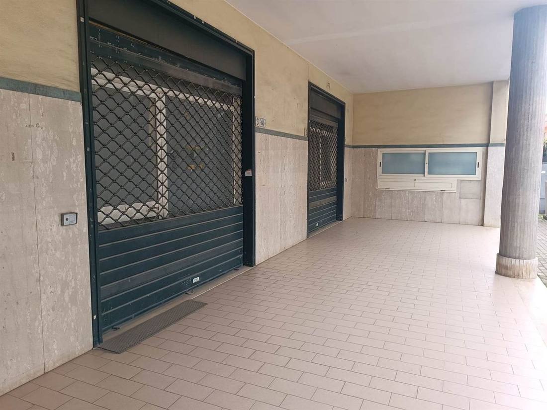 Il locale commerciale di Macerata Campania com’è oggi: vuoto.